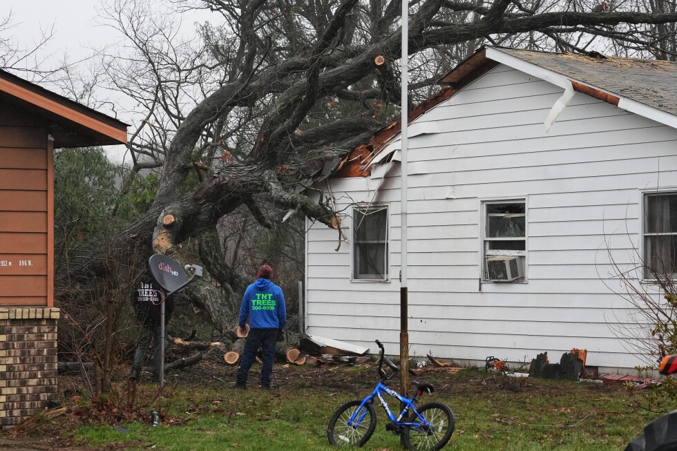 Tornados mortales arrasan el corazón de EE.UU.: dos fallecidos y pueblos destrozados