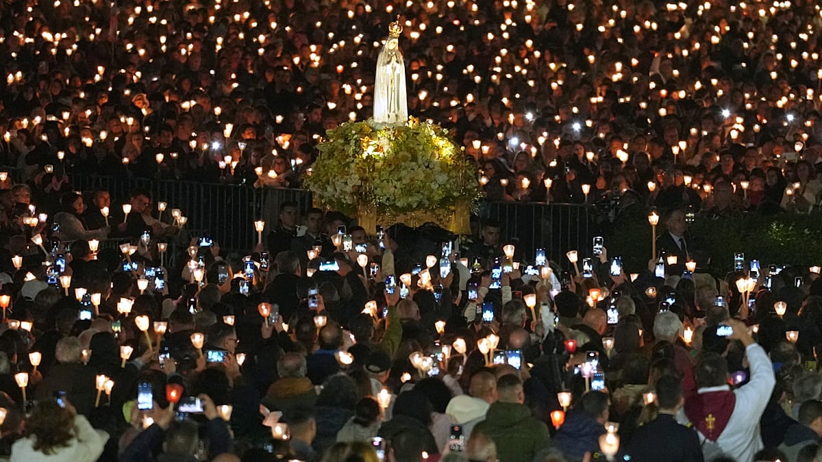 250.000 velas iluminan Fátima: la devoción masiva a la Virgen María