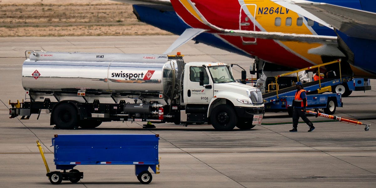 Guerra en Irán encarece el combustible: repostar un avión cuesta un riñón