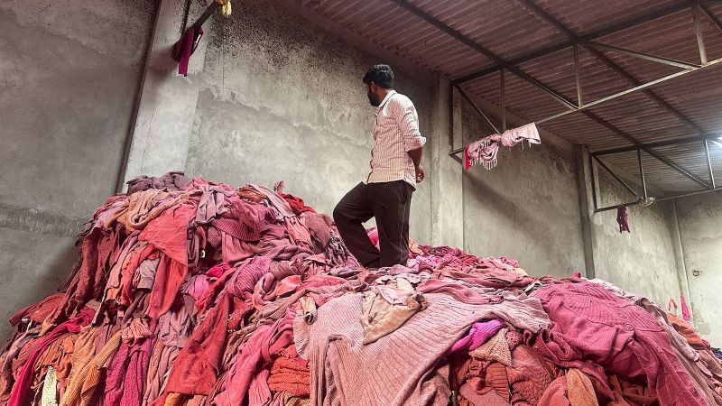 Tu ropa vieja envenena a trabajadores en India: el lado oscuro del reciclaje