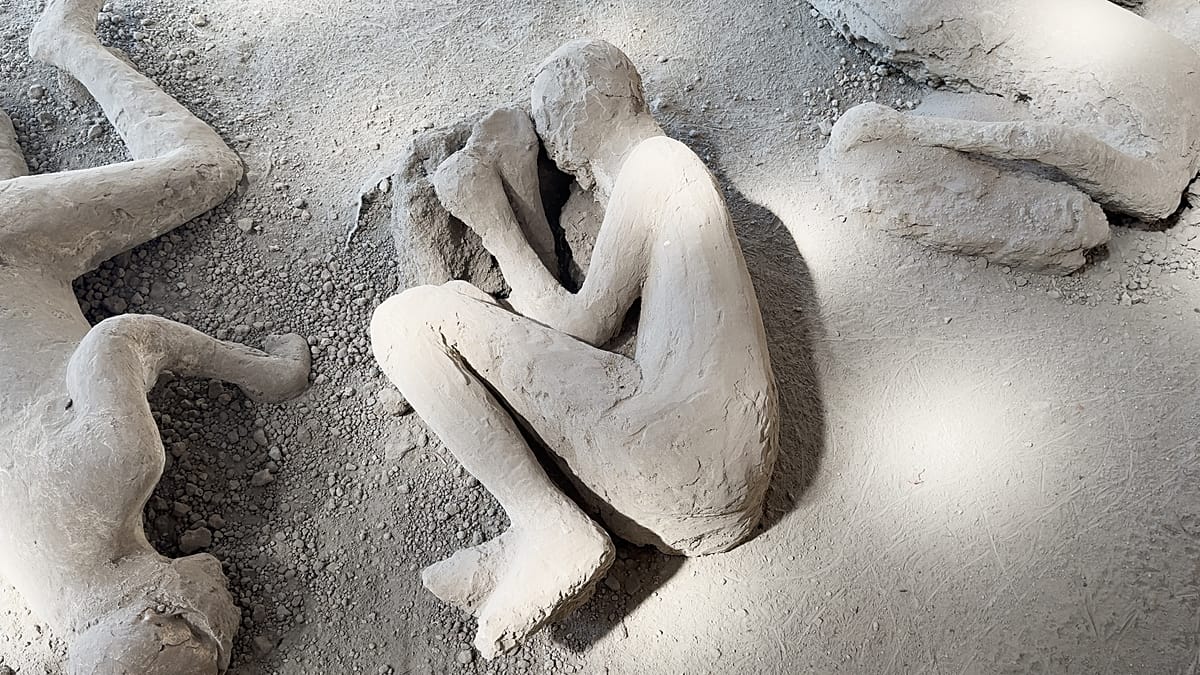 Médico de Pompeya atrapado con su kit huyendo del Vesubio