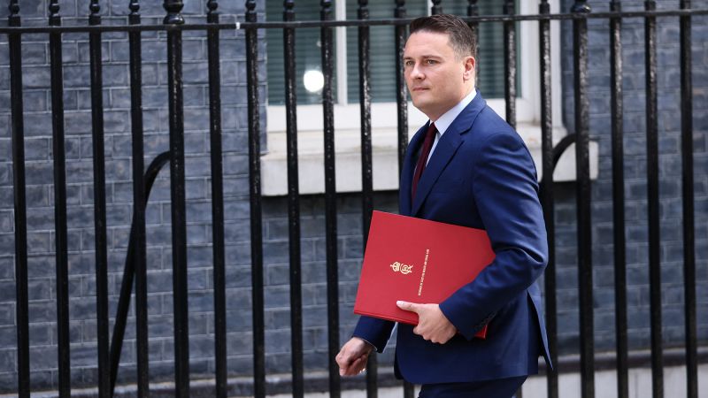 Dimisión explosiva: El ministro de Sanidad británico abandona a Starmer