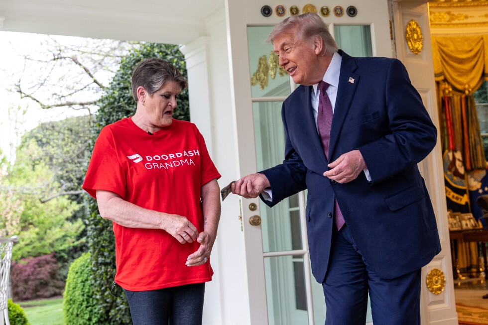 Trump regala 100 dólares a repartidora de McDonald's en plena Casa Blanca