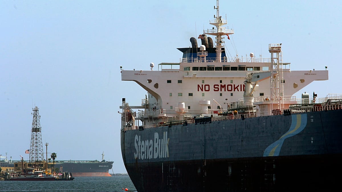 Petróleo se hunde 12% tras apertura del Estrecho de Ormuz por Irán