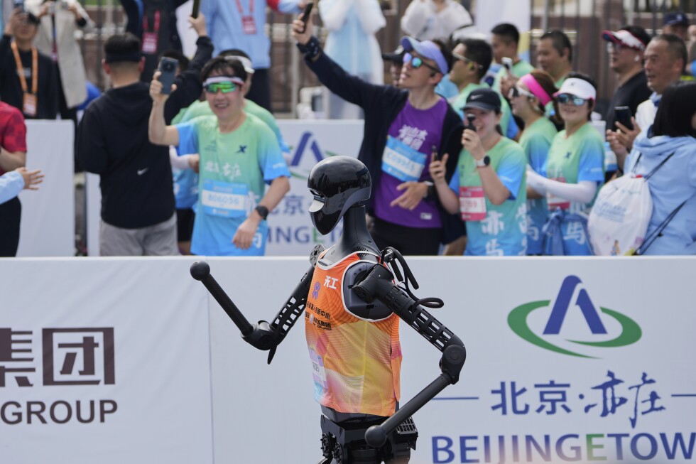 Robots humanoides corren media maratón en Pekín: ¡el futuro compite con nosotros!