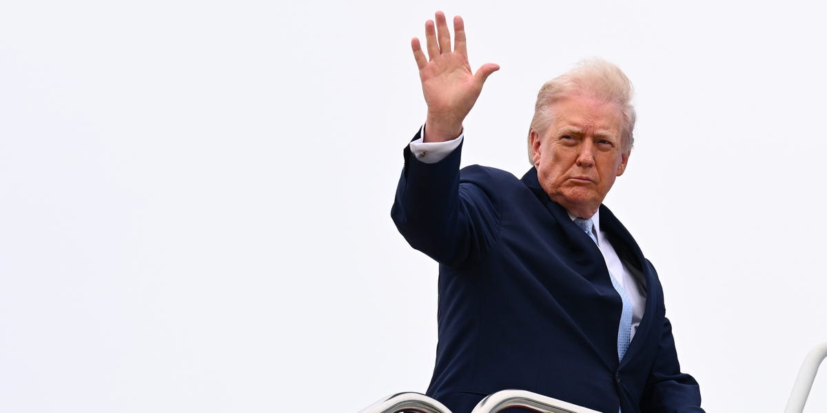 Trump pausa ataques a Irán: petróleo se hunde y Wall Street celebra