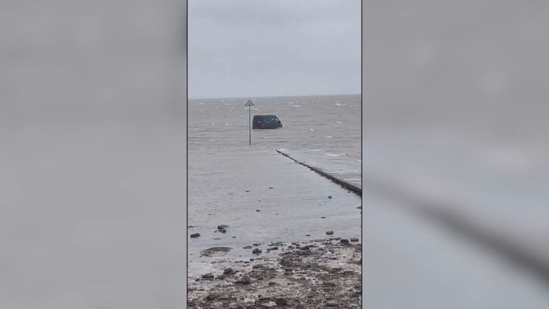 Furgón de Amazon varado en el barro más mortal de Inglaterra por un GPS traicionero