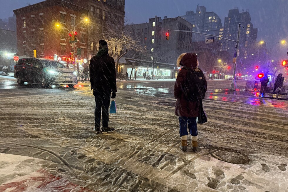 Tormenta brutal paraliza Nueva York: hasta 60 cm de nieve y vuelos en el aire