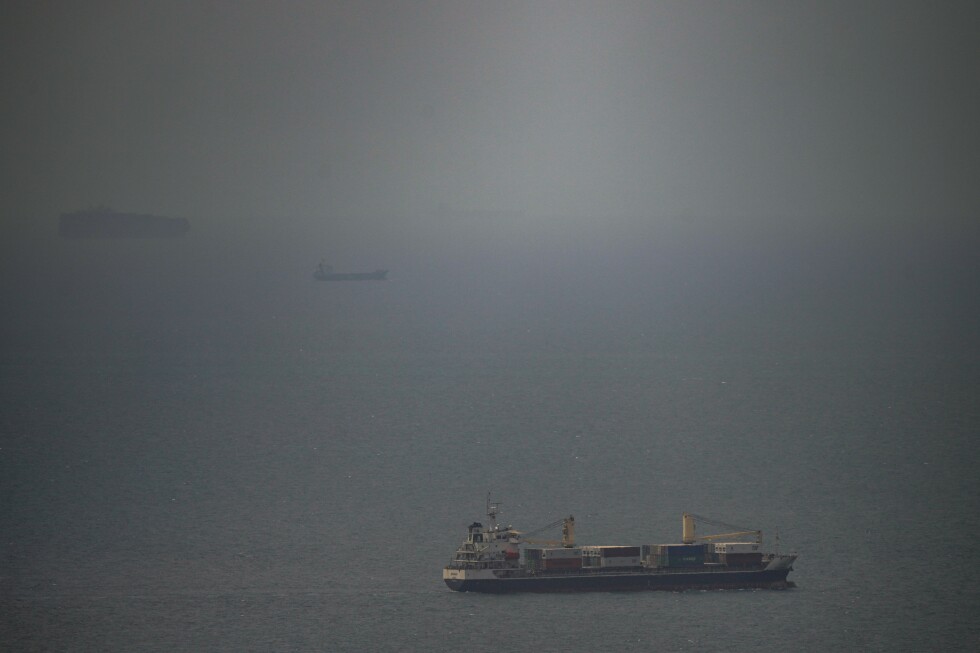 Irán dispara a barcos en Ormuz: el petróleo se dispara y la gasolina sube