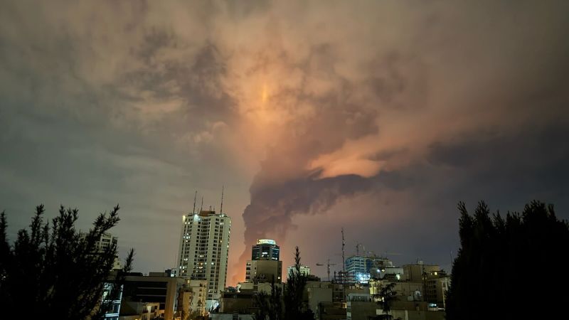 Incendio gigante en Teherán: Israel golpea el corazón energético de Irán