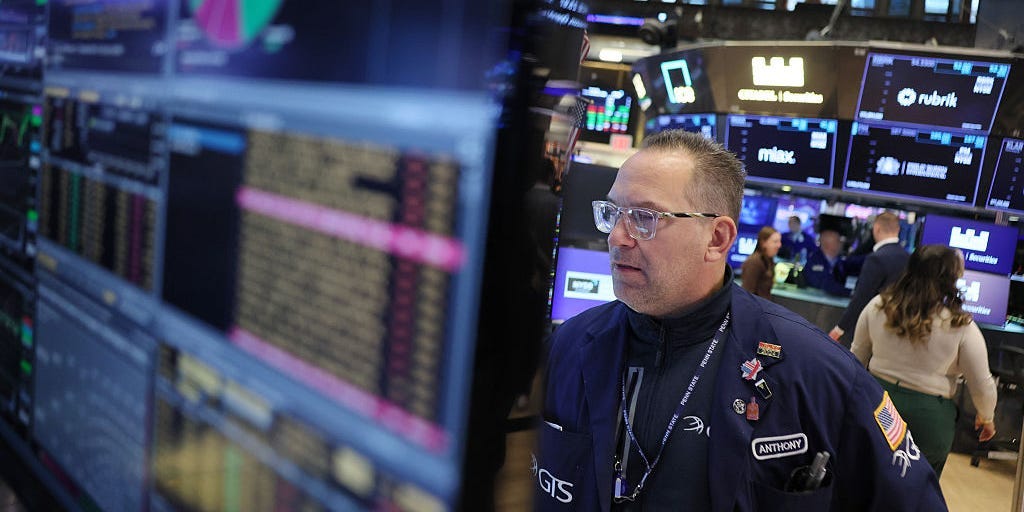 Guerra en Irán dispara el petróleo y hunde bonos seguros: ¿Vuelve la inflación?