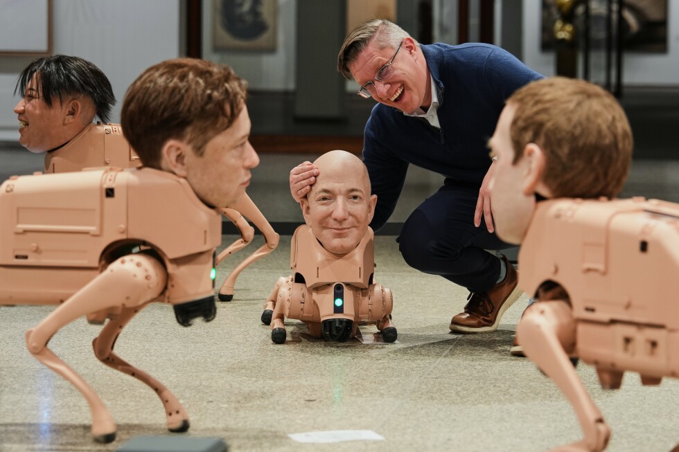 Perros robots con cabezas de Musk y Bezos que cagan arte en Berlín