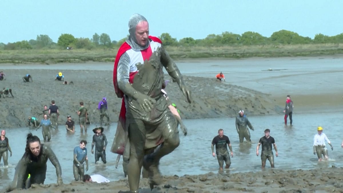 ¡Centenares chapotean en barro disfrazados en la loca carrera de Maldon!