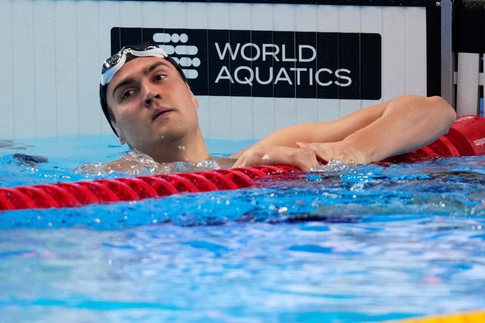 Rusia regresa a las piscinas con bandera y himno: Ucrania estalla en furia