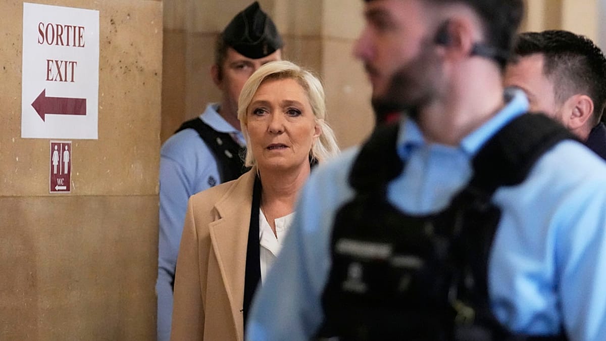 Le Pen amenaza con no presentarse a presidenciales si le obligan a llevar tobillera