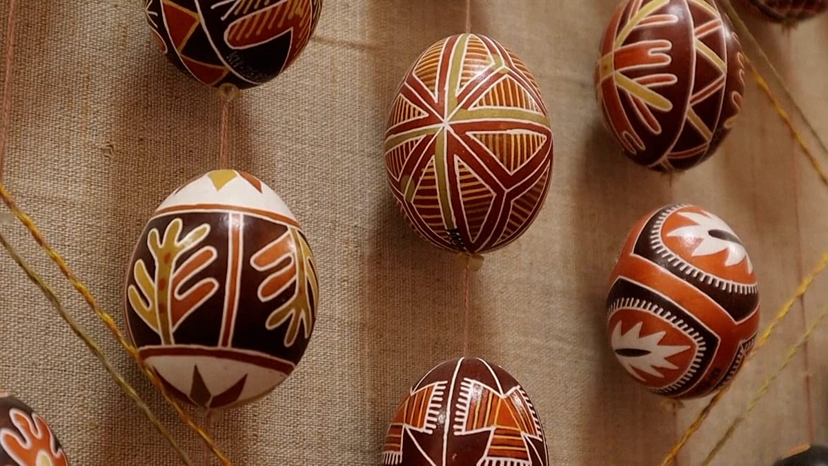 Huevos pintados que resisten la guerra en Ucrania