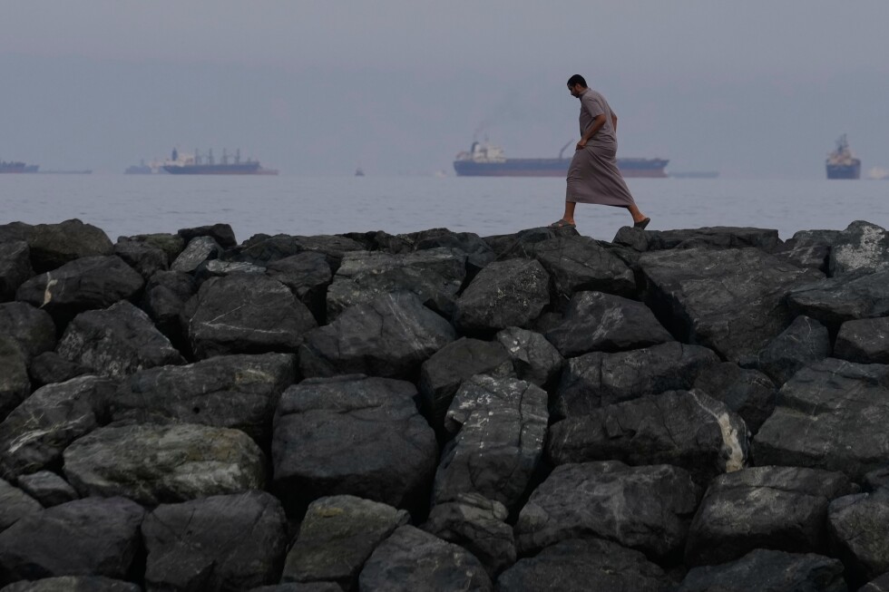Irán dispara a barcos en Ormuz: la tregua con Trump pende de un hilo