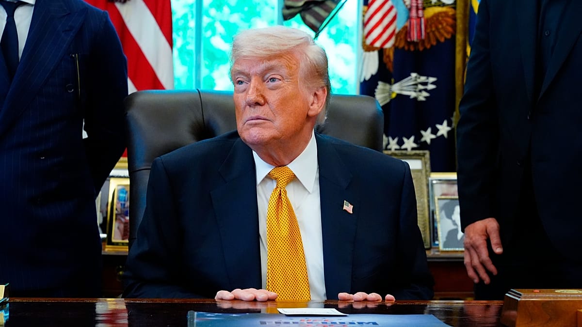 Trump amenaza bombardeos a Irán pero celebra "buenas charlas" por la paz