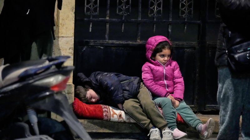 Crisis en Líbano: Familias enteras huyen de bombardeos israelíes