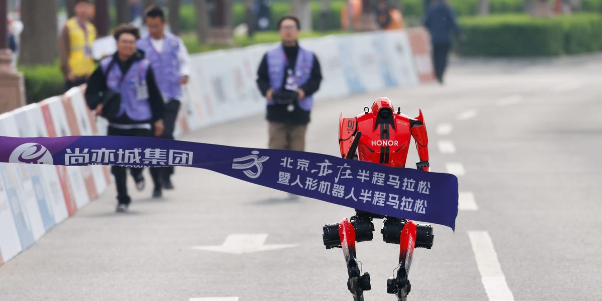Robot chino rompe récord humano en media maratón... ¡con caídas hilarantes!