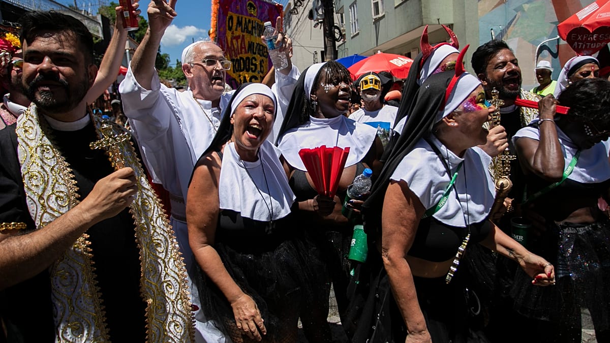 Miles bailan samba en Río por la monja que escapó del convento